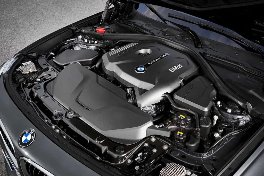 Motor BMW B48, detalii tehnice vizibile.